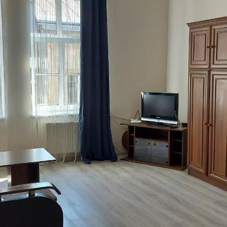 2 Bedroom Apartment On Tomashivskogo Street 7 Lviv Ngoại thất bức ảnh